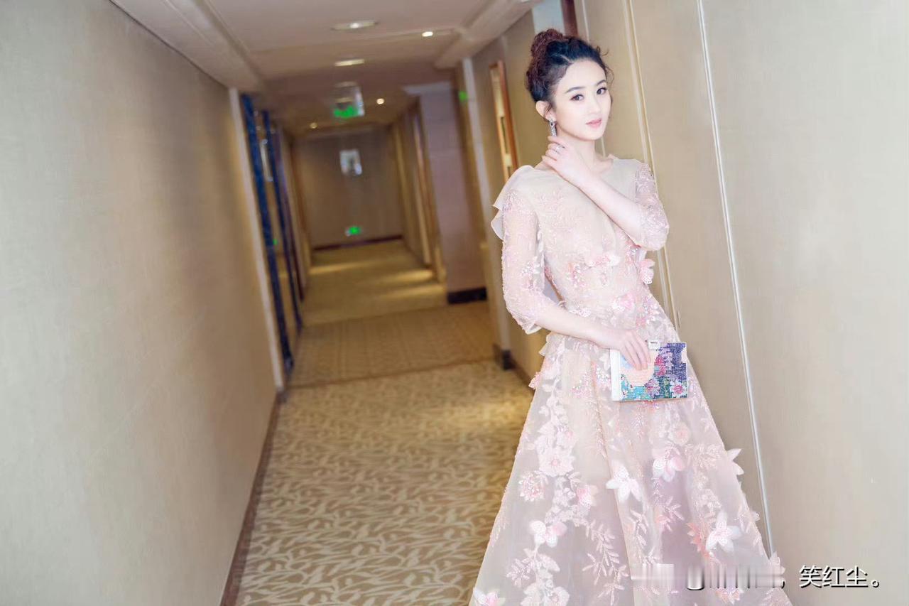 走廊转角遇见赵丽颖，粉色花朵长裙太仙啦，优雅转身瞬间美到犯规！赵丽颖随心所欲