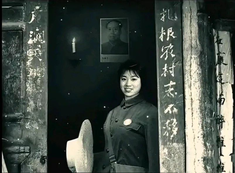 这是1969年，一名从上海来的漂亮女知情在她居住的房子门前留下了这张珍贵的老照片