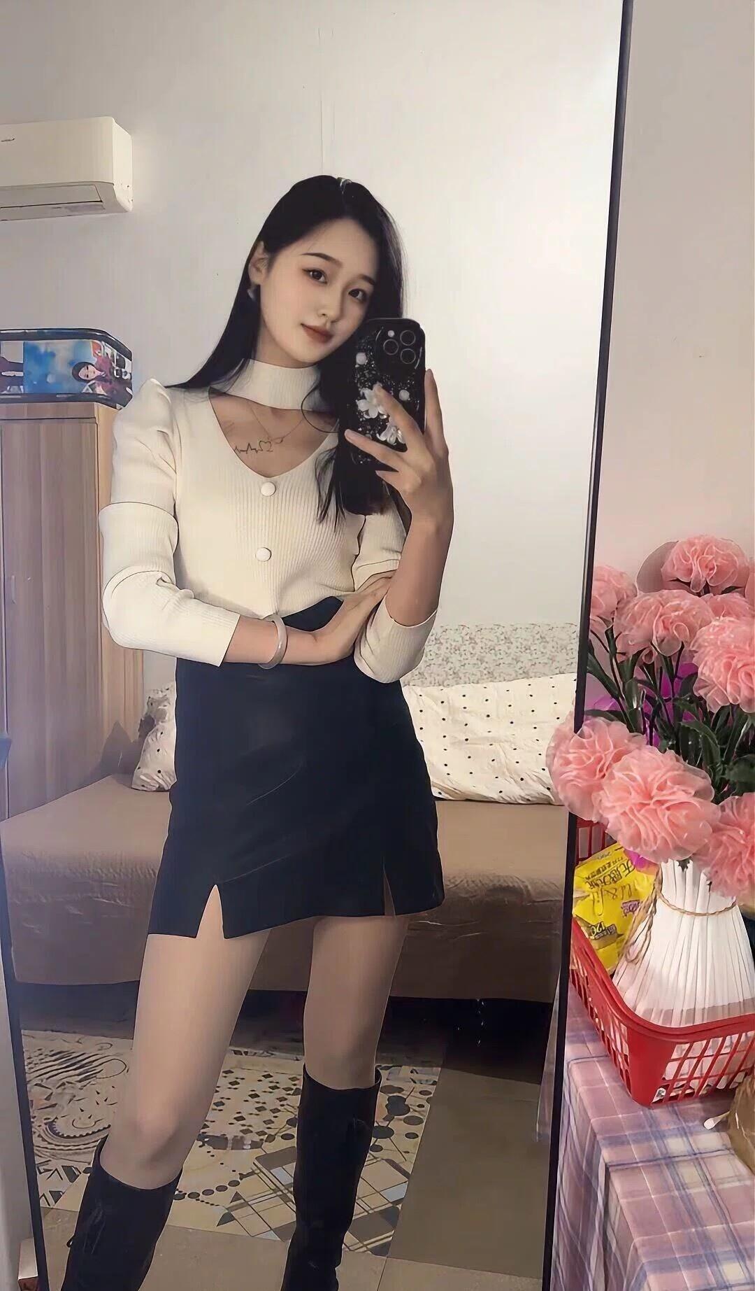 奶白针织衫搭黑色短裙，甜酷的碰撞揉进日常的小美好，镜前随手一拍，都是独属于自己的