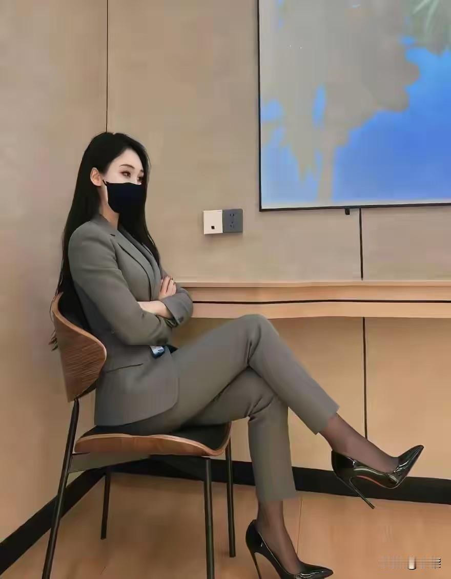 灰调西装裁风骨黑丝高跟踏锋芒口罩遮不住眉眼的光职场里，我自带气场一身