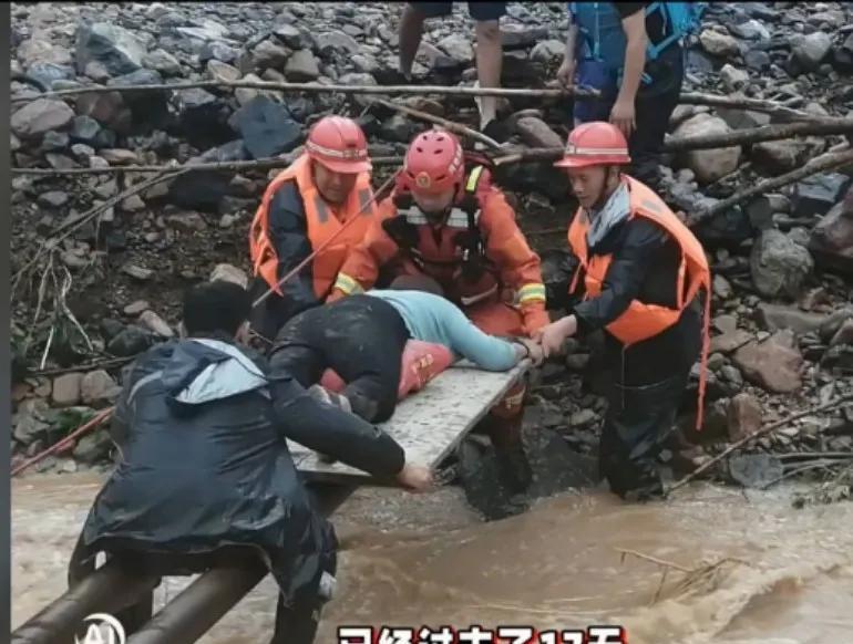 阿坝坠河后续:大明玉遗体被找到，丈夫崩溃痛哭，目击者爆现场细节丈夫缅怀大明玉，