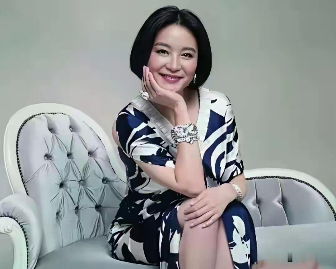 70岁的林青霞，剪短发、拍时装大片，依旧优雅时髦！