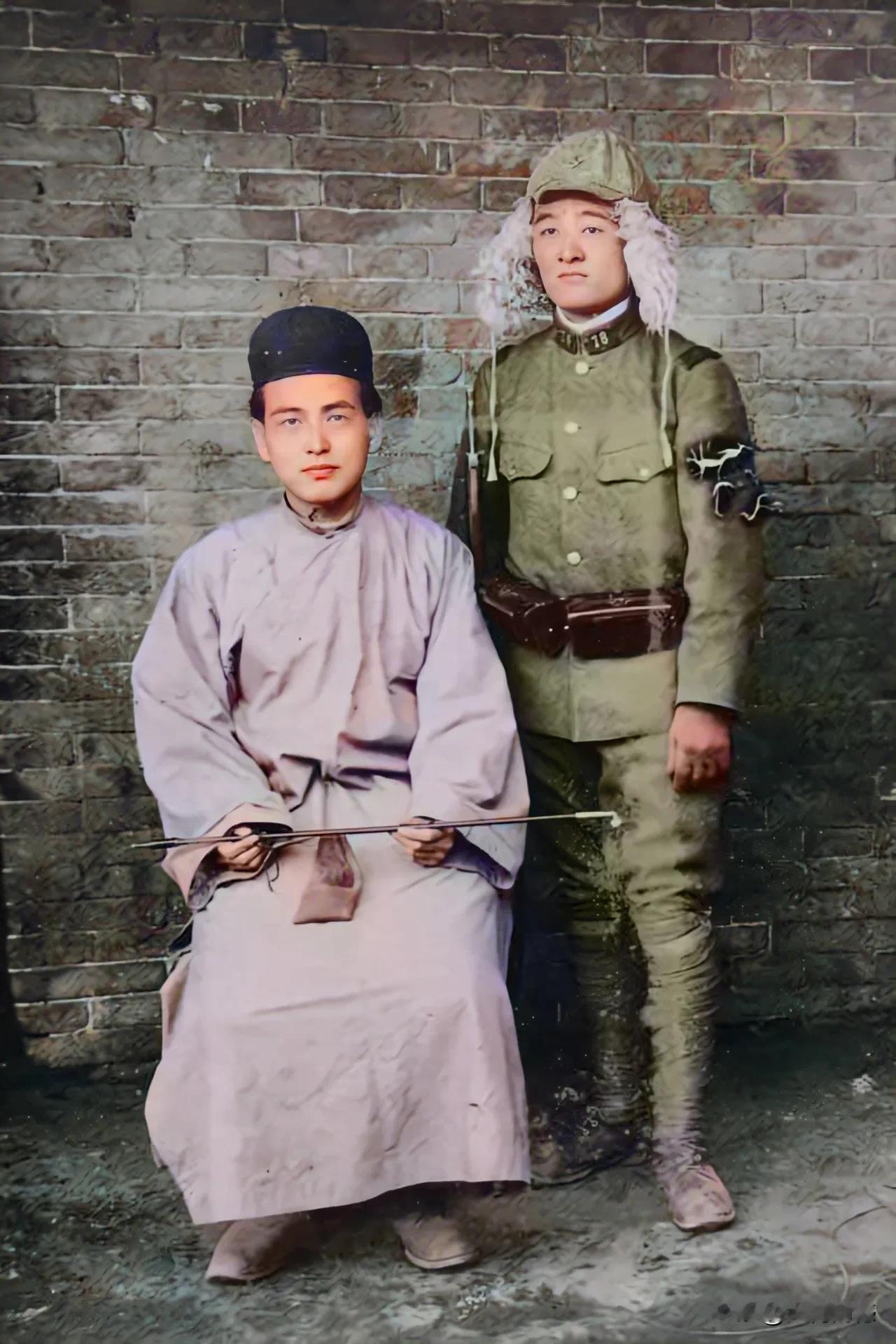 这张照片看起来具有一定的迷惑性，不明就里的，还以为是一个我们的人和一个日本鬼子合