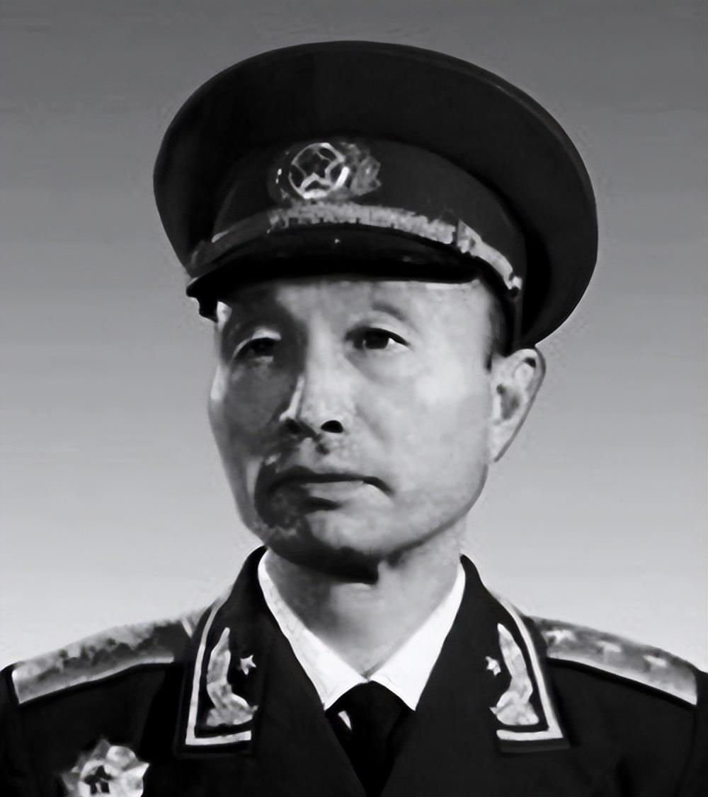1964年，张爱萍将军到酒泉某基地视察，忽然，他发觉有10多名背着斜挎包的战士站