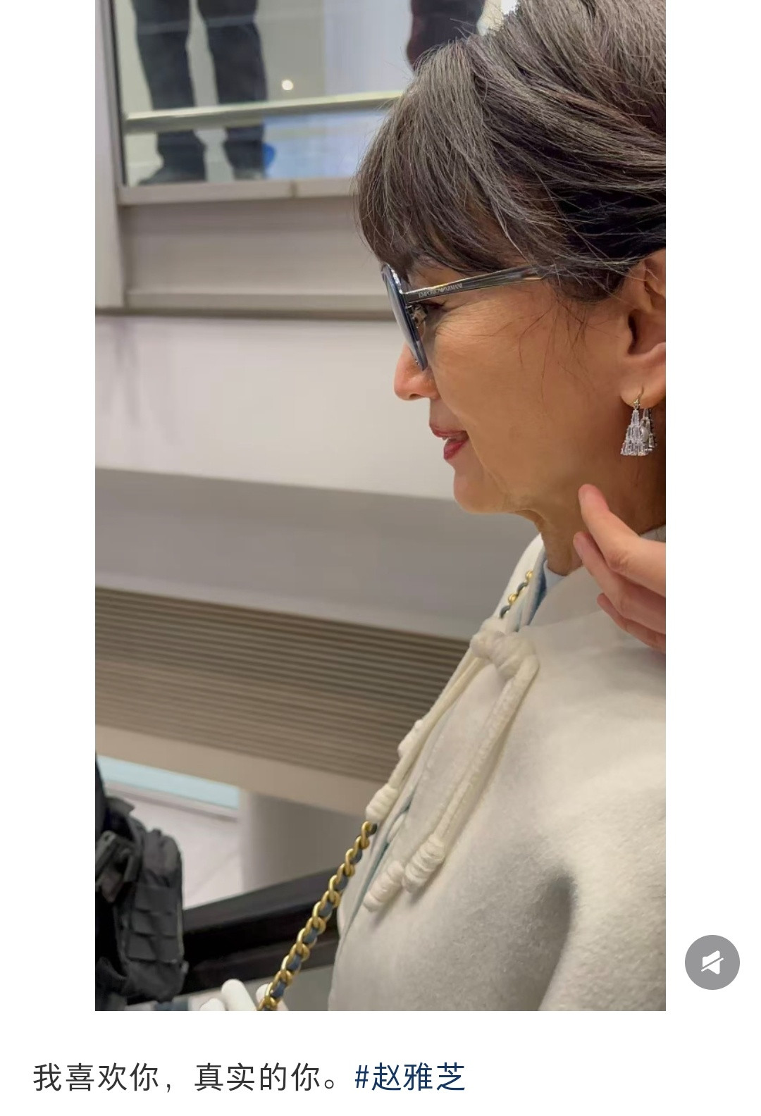 她要是这个年纪了，脸上还一个皱纹没有，皮一点不皱，那才是真的可怕