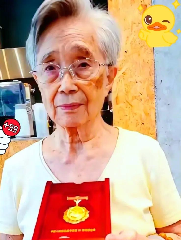 台北传来动容暖心一幕！80多岁的杜致廉公开了大陆寄来的抗战胜利纪念章，这枚章