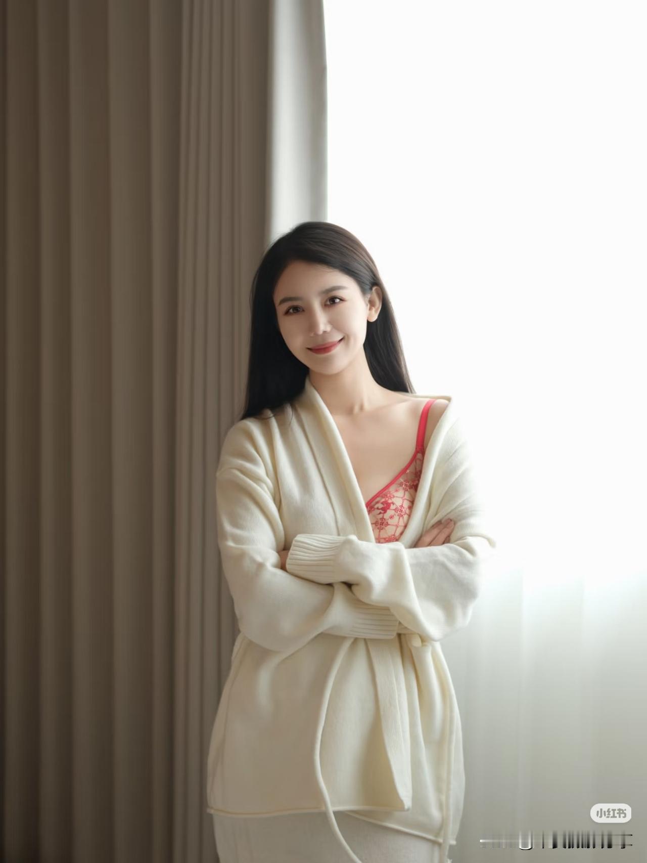 居家淡妆拍摄影写真留念，简直太妙啦！就像看到的20岁女生淡妆写真，那鹅蛋脸，白皙