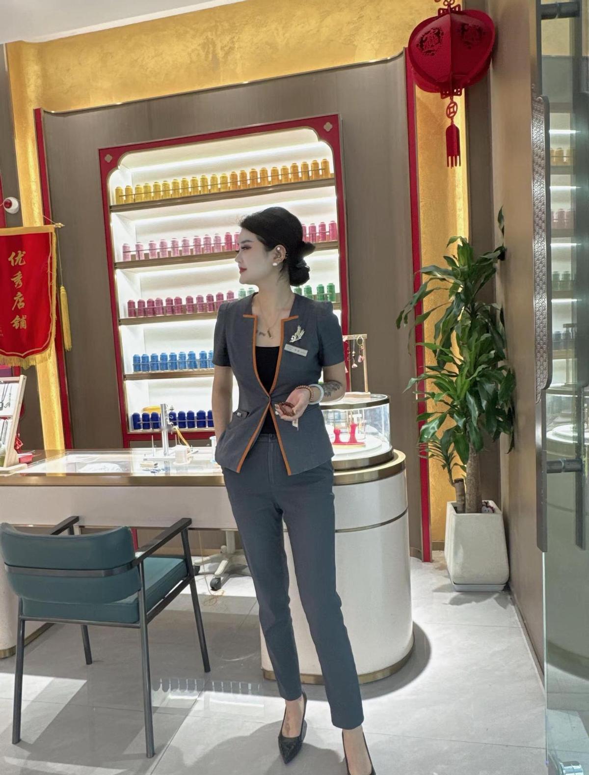 她不是在卖黄金，是在帮姑娘们把眼泪、婚礼、生日、升职这些瞬间，锻成能戴在身上、传