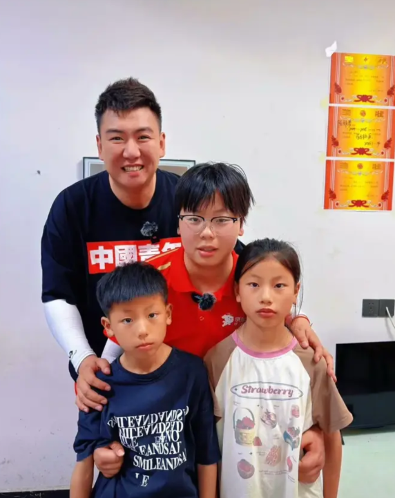 沭阳四姐弟一夜爆火后，竟然有人闯入四姐弟家中，幸亏村里书记帮助保护她们四姐弟！