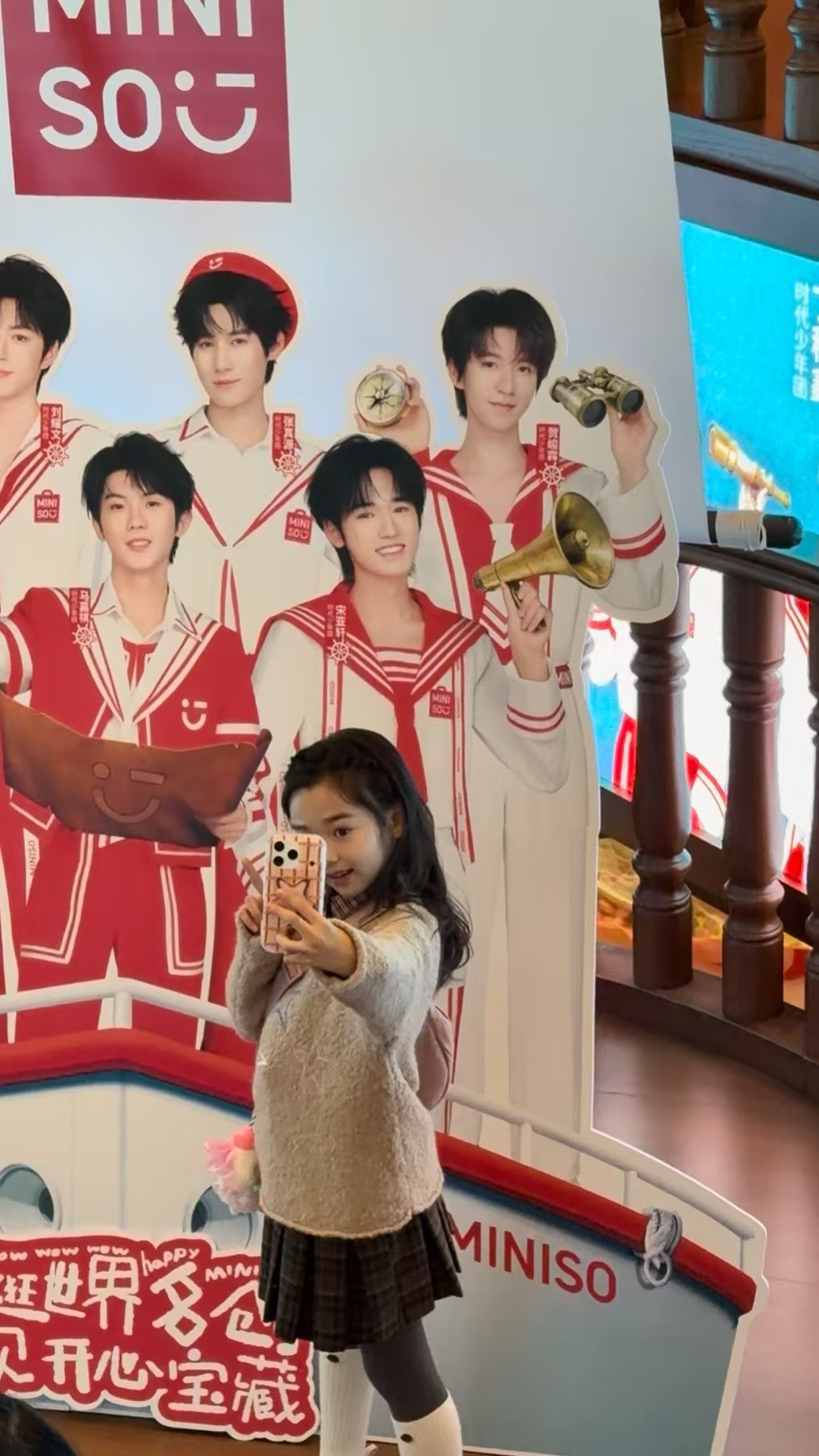 董璇育儿太圈粉！陪挑兔子、等合影，支持女儿所有小喜欢，这家庭氛围也太让人羡慕了吧