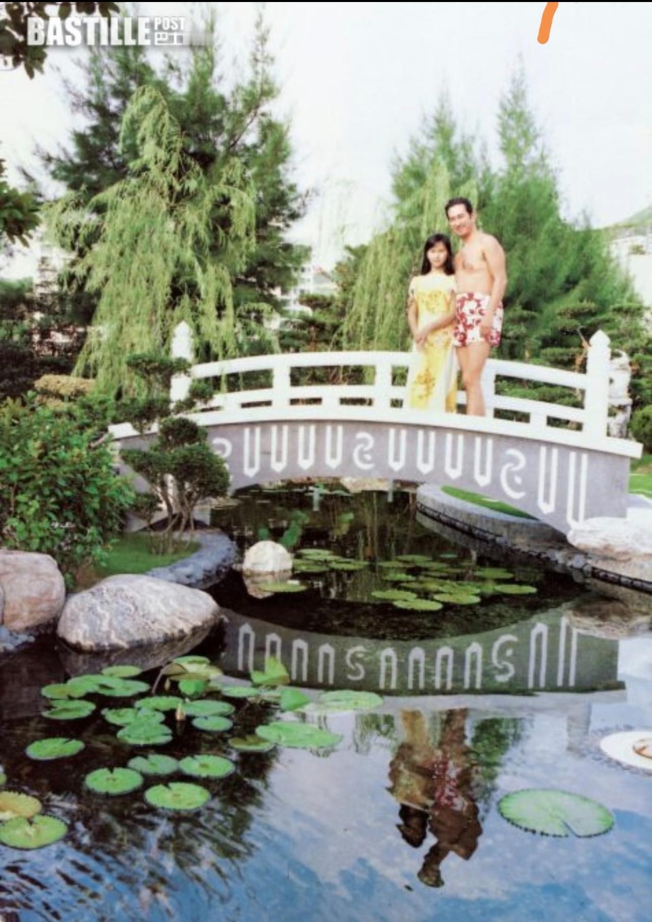 第一次见到赌王何鸿燊打赤膊的模样，看上去应该是在自家花园游泳。即便看不清正脸