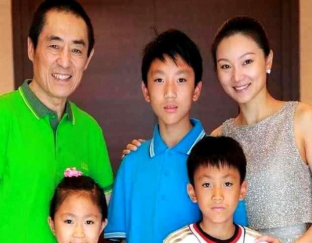 2000年，19岁的陈婷爱上了50岁的张艺谋，不久后陈婷发现自己怀孕了，就给张艺