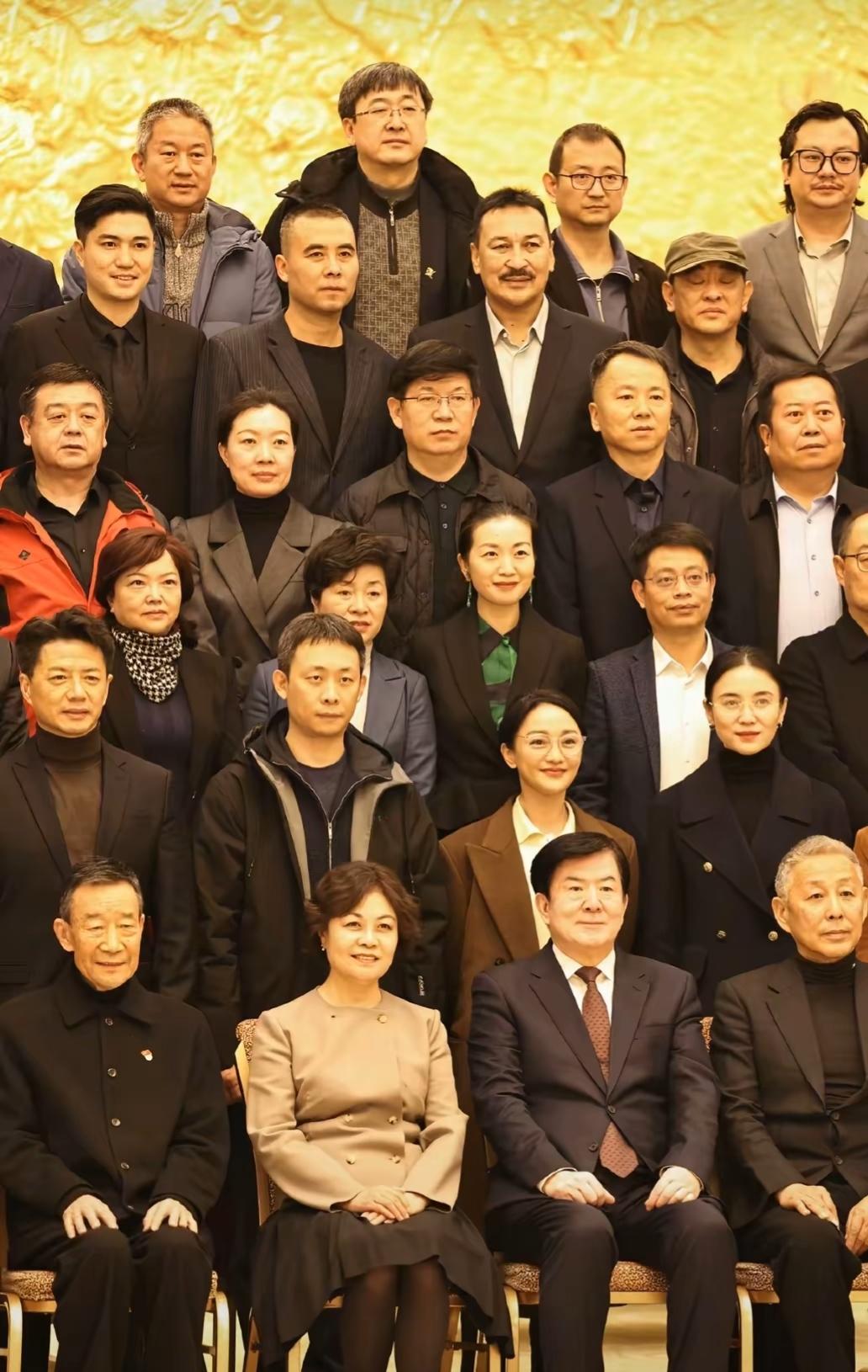 坐在C位的这两位是何方大佬？图中我能认出的有李雪健、陈道明、张译、段奕宏、周迅