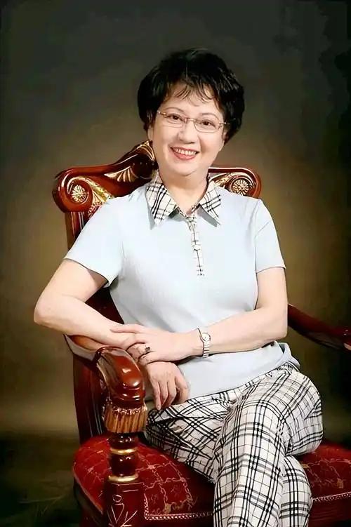 八宝山兰厅外，叶少兰背过身去，频频抹泪。 83岁的京剧叶派小生掌门人，拄着拐