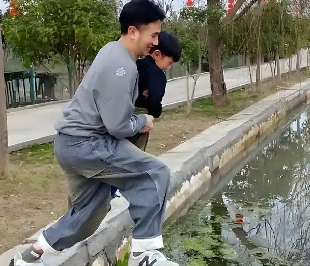 林生斌近况曝光，日子过得很潇洒，昔日一切成为过往云烟。 家人已逝，悲痛肯定伴