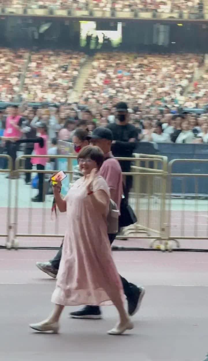 张杰妈妈现身儿子演唱会母子如复制黏贴妈妈衣品跟谢娜妈有的一拼看完张杰母