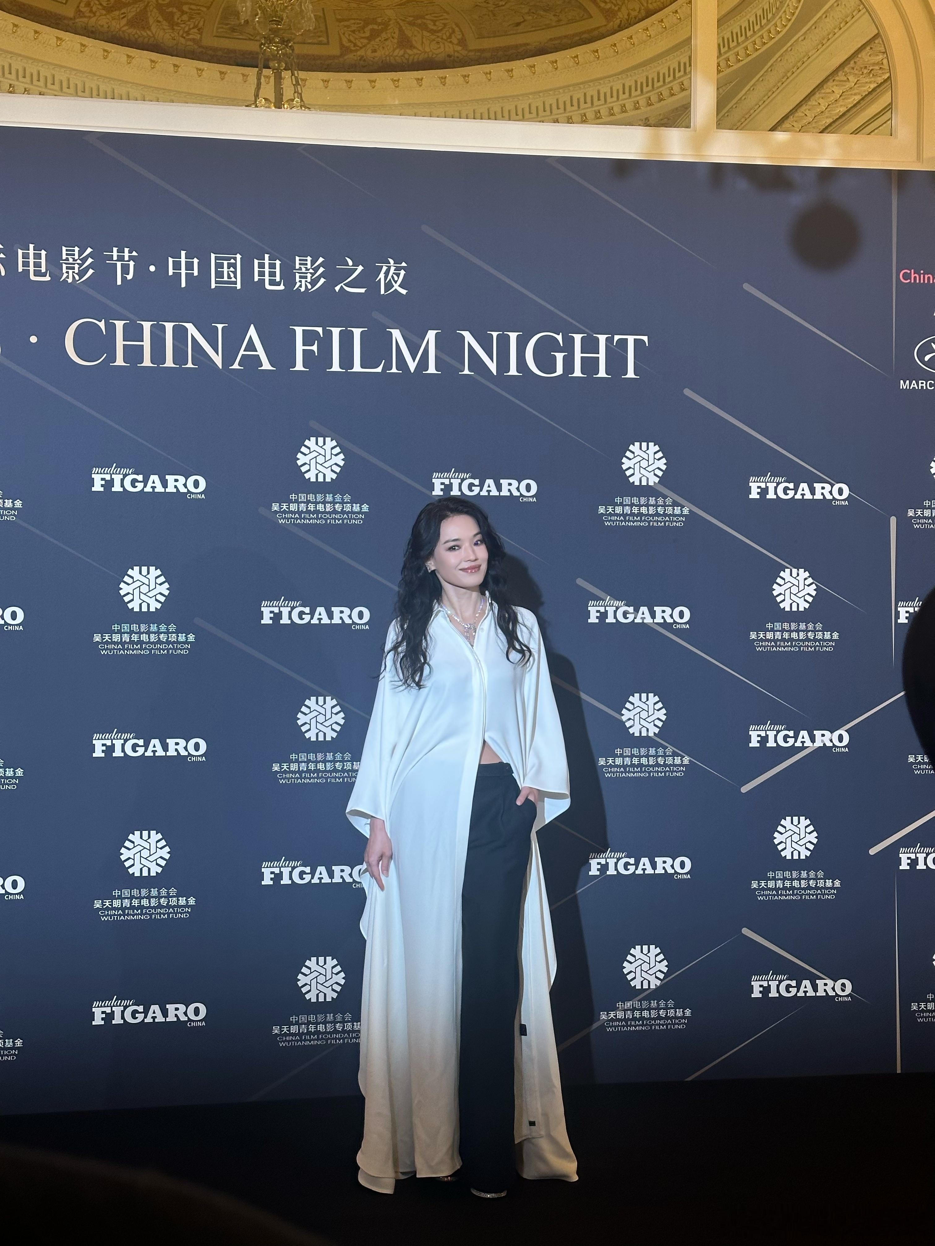 林女士这套简约LOOK造型出圈了，点睛之笔在脖子上搭配的MessikaMidn