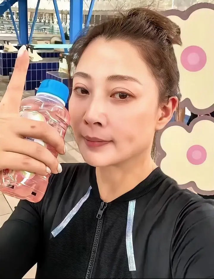 殷桃为什么一直没红成顶流？原因很简单，不是因为她没有资源，也不是因为她的演技不好。而是因为她走的路子