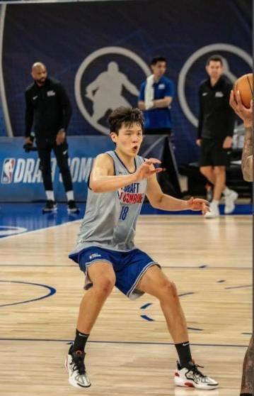 斯普利特那脸阴沉得能滴出水，换谁都得憋火——明明是派上去救急的，结果成了“帮倒忙