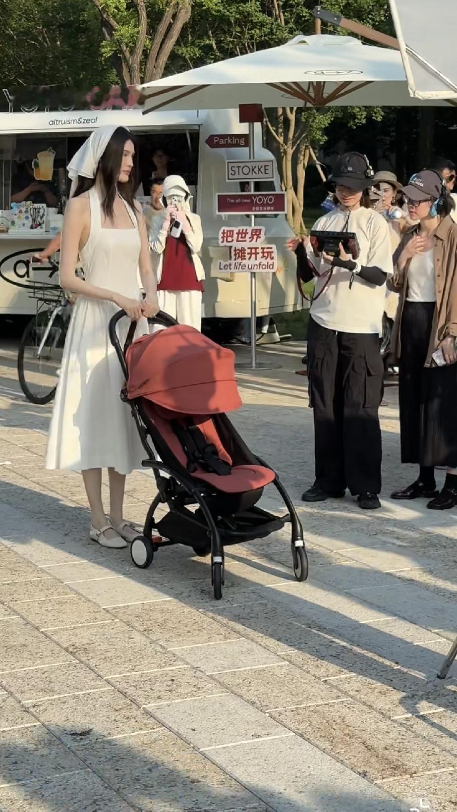 7月28日，何穗在阿那亚被偶遇，穿一身白色的衣服，戴着白色头巾，皮肤很白，仔细看