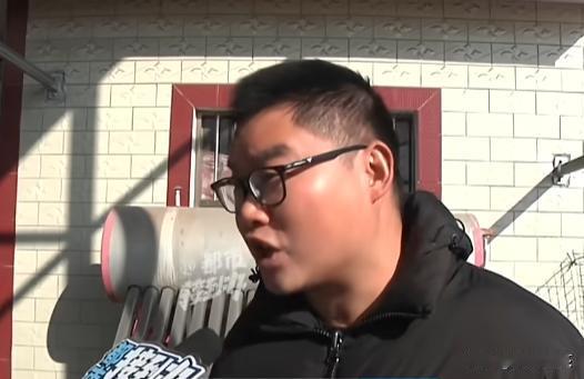 “离了个大谱！”近日，河南许昌，一男子看视频时，突然发现自己的视频账号会员竟然