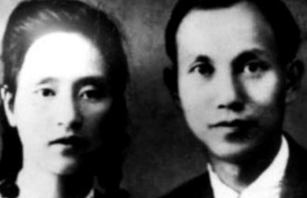 党组织赋予了他30两黄金，让他去经商，无论何种生意，只要组织需要，他必须无条件地
