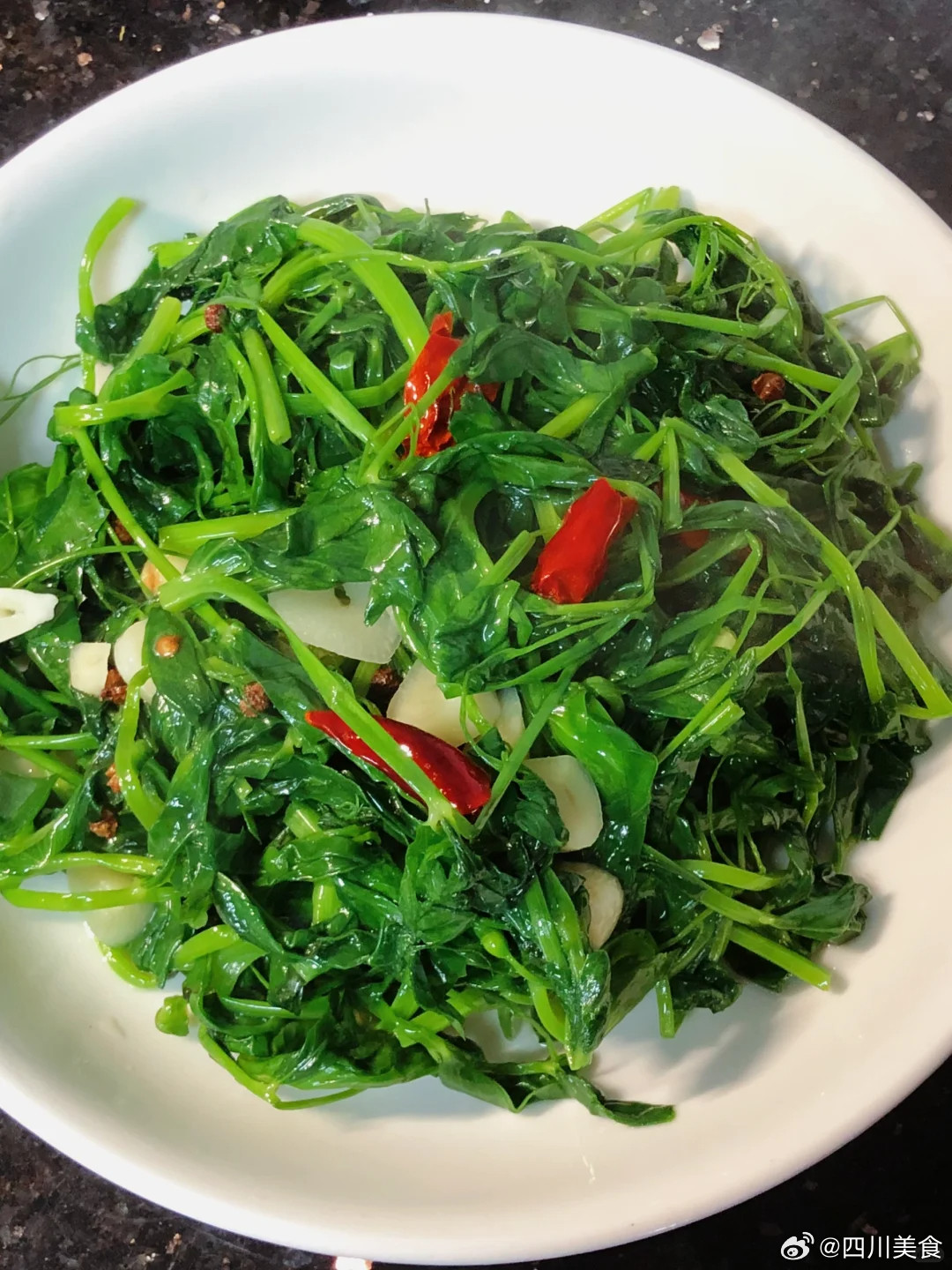 有很多外地的朋友没有吃过豌豆尖，给大家推荐一些豌豆尖的经典做法，绝不浪费一根！！