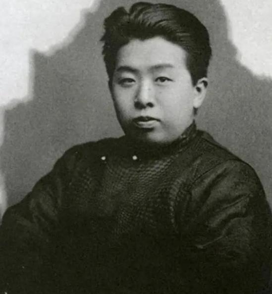张作霖有8个儿子，他最看重张学良，不光把他当作接班人培养，还对他百般疼爱，他最厌