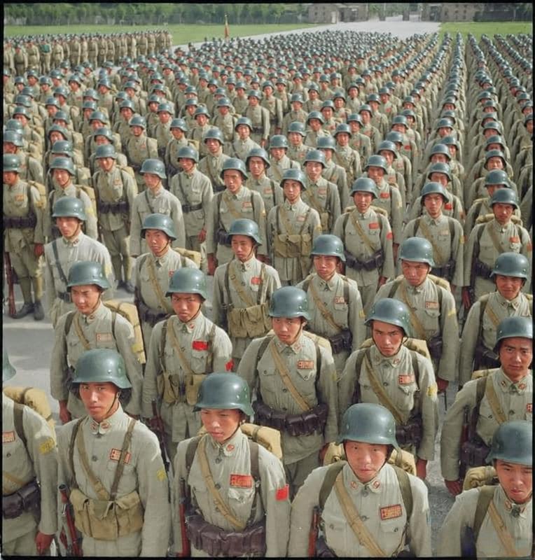 1943到1944年，成排国民党士兵的钢盔在开阔场地上泛着冷硬的光，这是当年德国