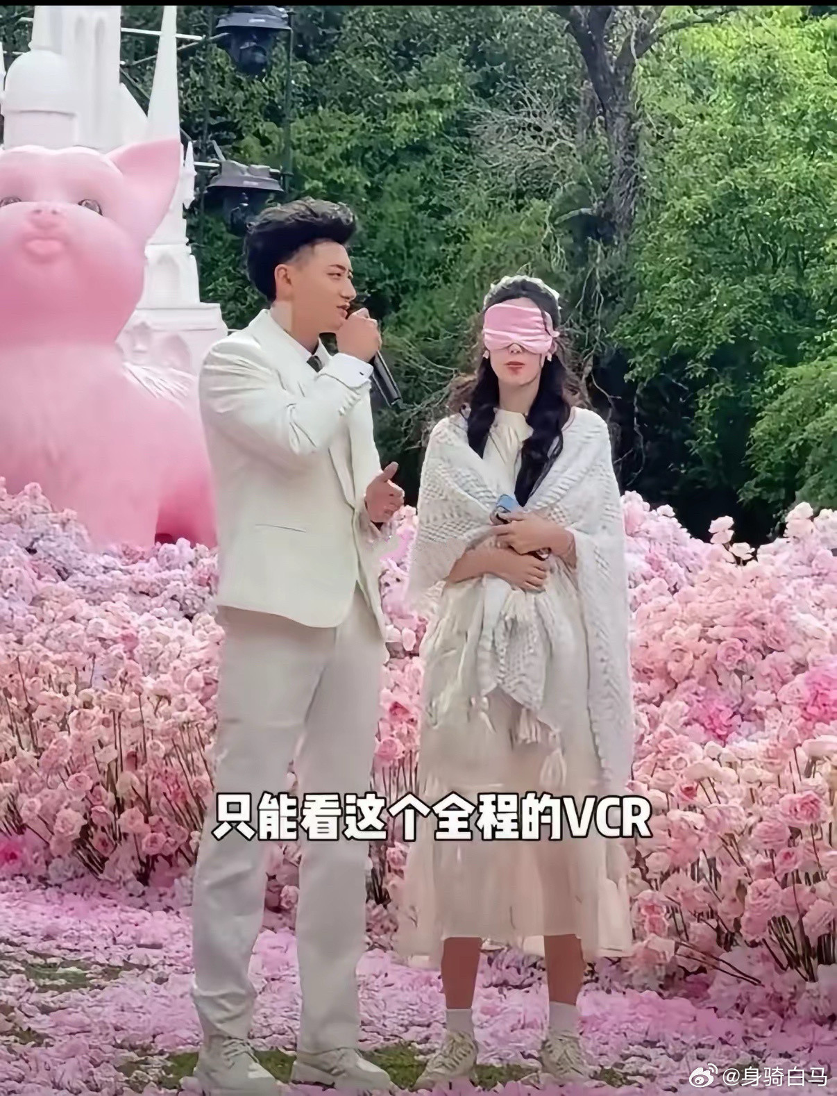 徐艺洋当时被求婚那个站姿就很有孕相了这种场合拍照谁会披肩摆这样的姿势看来大家