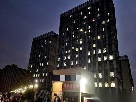 “妈，我累了。”就这三个字，电话“啪”就挂了。我再打过去，嘟嘟嘟，一片忙音。