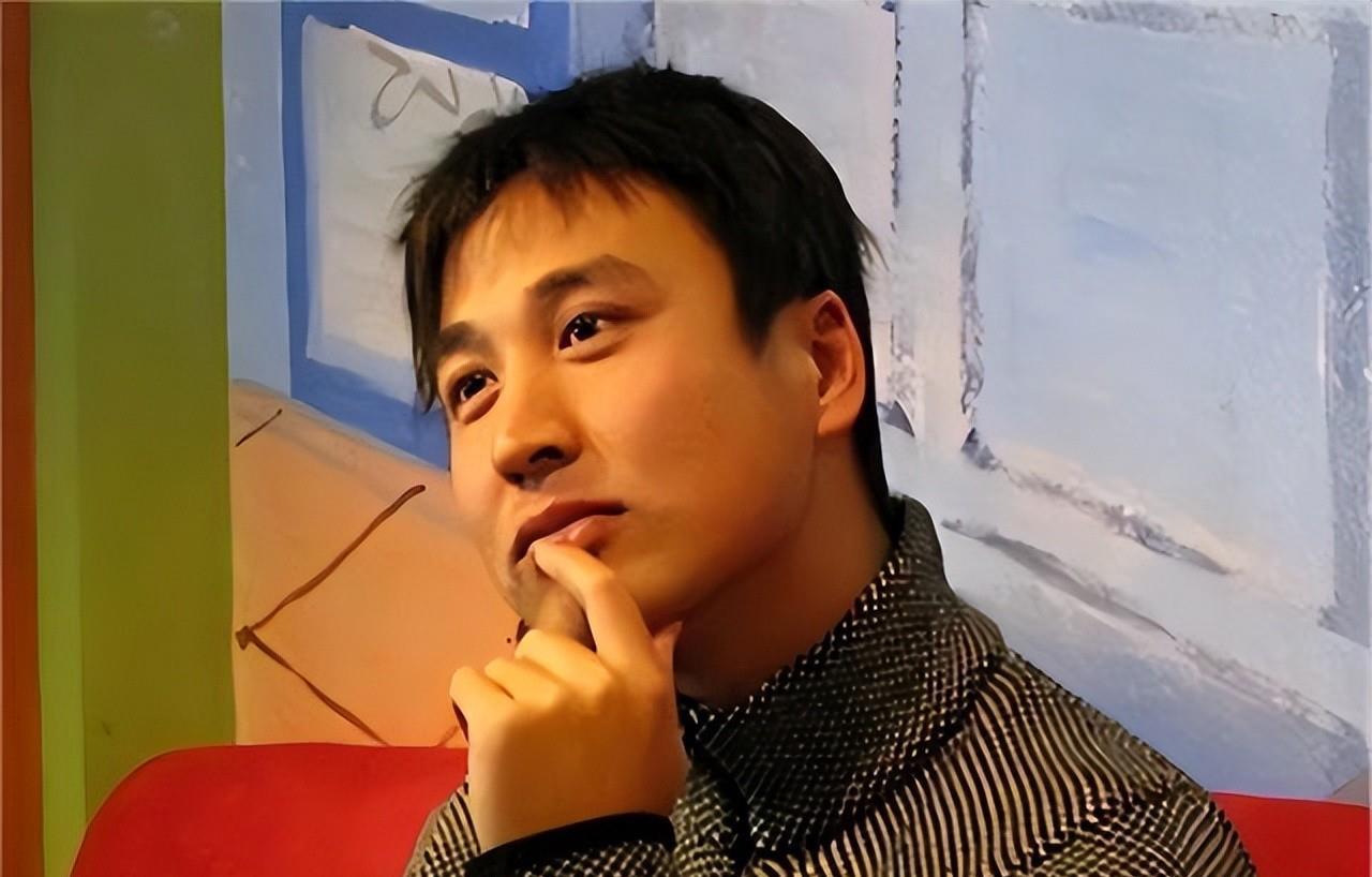 没有贝克汉姆的帅气、巴蒂的霸气、托蒂的贵族气，这样的祁宏，却有一种独特的气质让所