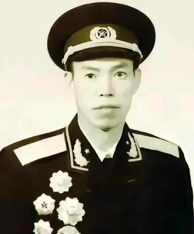 1967年春季，梁兴初升任解放军成都军区司令员。当时他的老首长、四野战友邓华也在