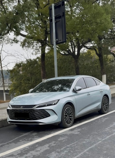 高校教师啥情况？以前清一色的合资车，现在反而比亚迪成了新选择？不少网友发现大学老