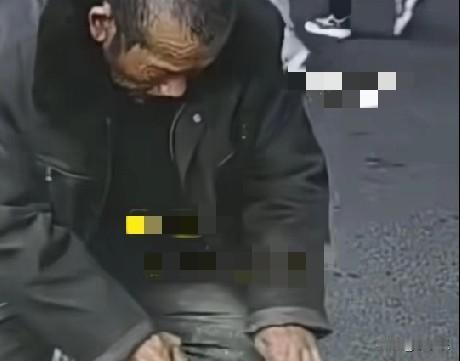 12月12日，江苏宜兴一大爷进店吃面，等待时大爷把其他桌剩下的面也拿过来吃，老板