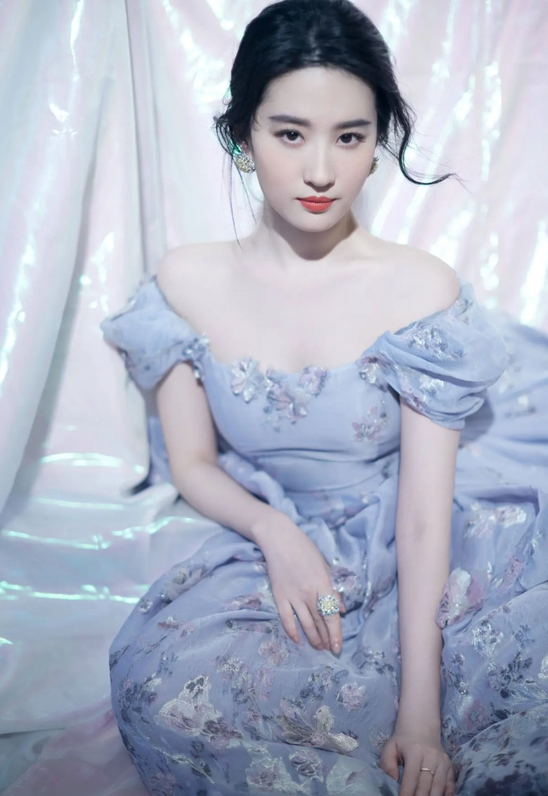 刘亦菲出道有30年了吧？混了这么久的娱乐圈，她和她的团队难道真的没有危机公关的能