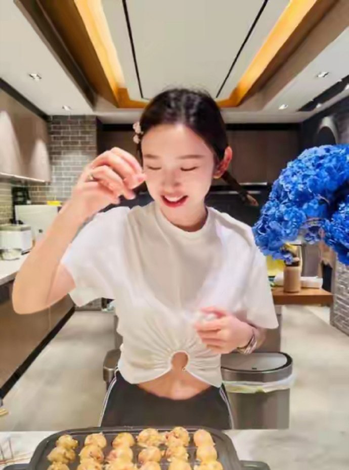 唐艺昕带着女儿一起做饼干，小宝贝则扎着哪吒头，可爱十足。