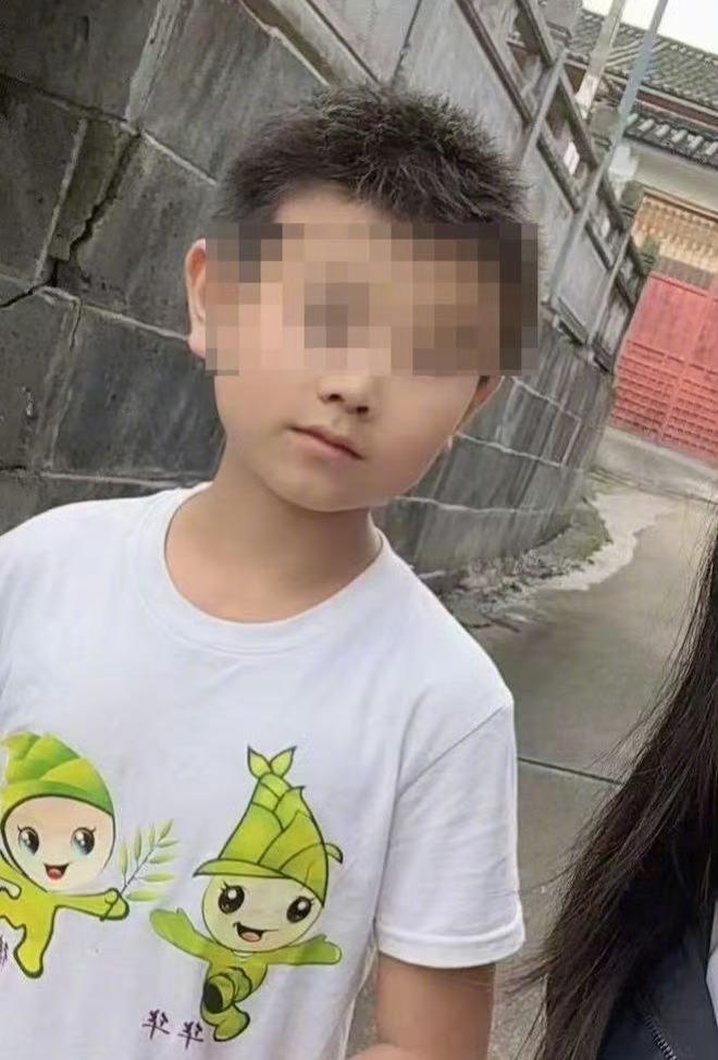 云南腾冲北海镇富裕村的两户邻居，原本关系挺和睦，两家步行距离也就一分钟，13岁的