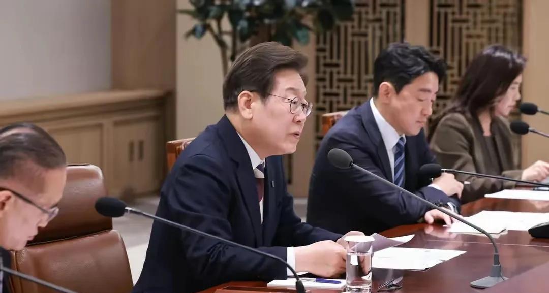 194票！韩国总统就职次日，两把刀已架上脖子李在明宣誓就任韩国总统的第二天，国