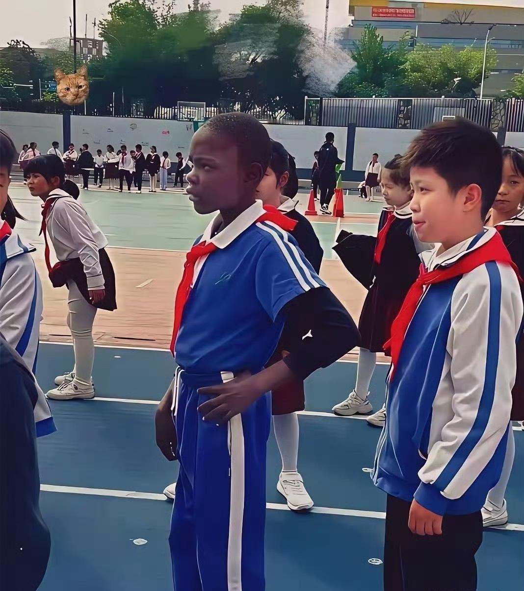 带着红领巾了，应该是中国孩子了吧？