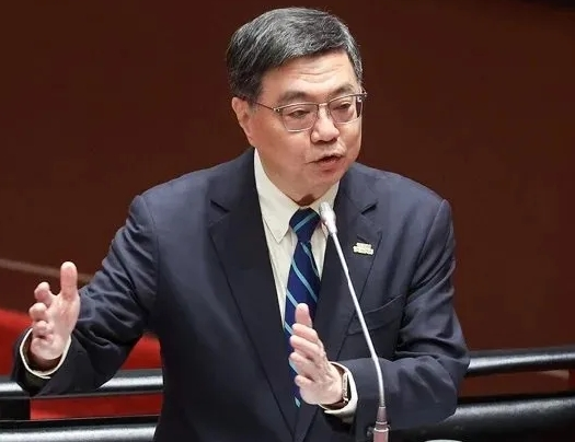 卓荣泰10月5日大放厥词，不但抛出“两国论”，更称“云林舰”1日以水炮攻击大陆渔