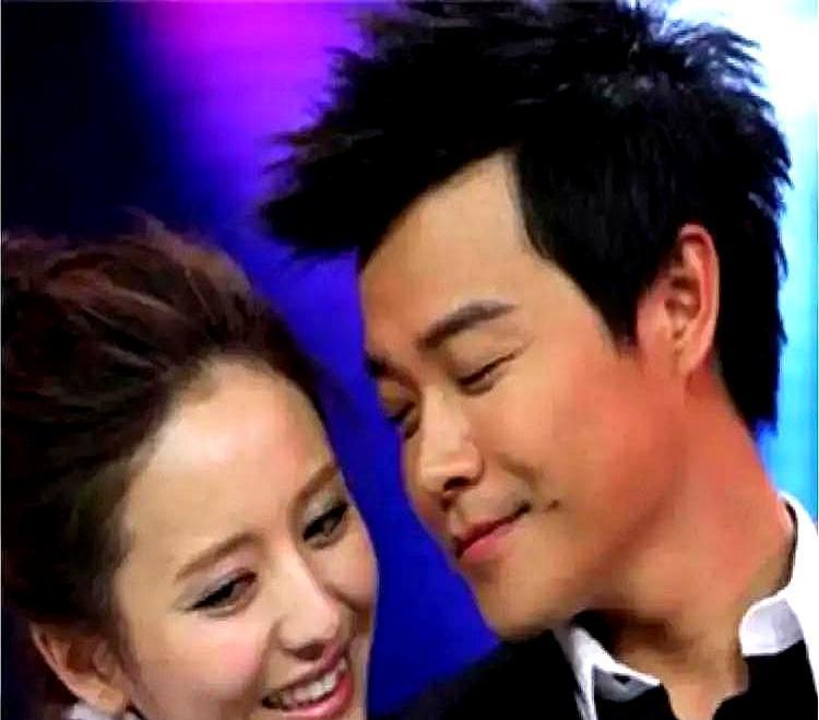 离婚两年多，陈思诚突然把《唐探3》《消失的她》的股份转给了佟丽娅。不是5%的普