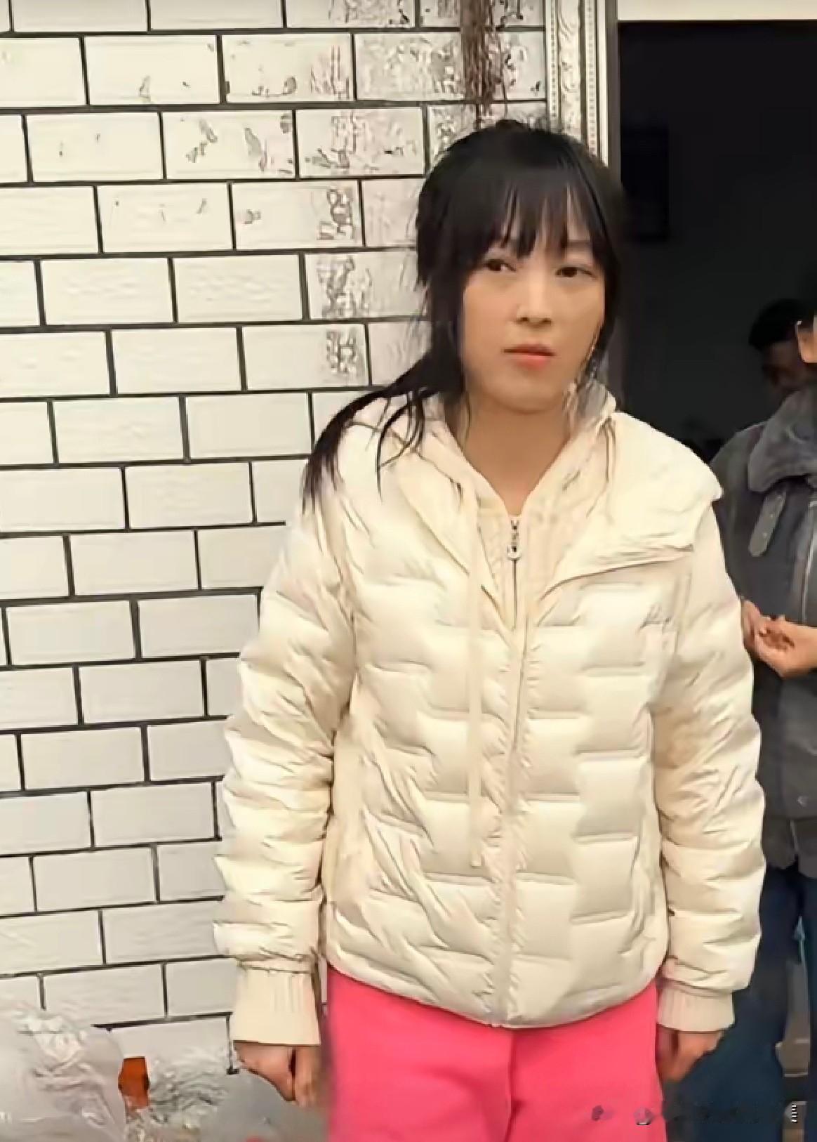 呆呆这下是彻底傻眼了！前一晚还念叨“千万别来，求大家了”，结果一觉醒来，