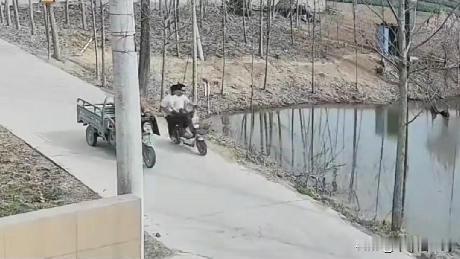一条乡村公路，一大爷解手，把三轮车停在路中间，大娘在车上坐着。这时一个人骑电动车