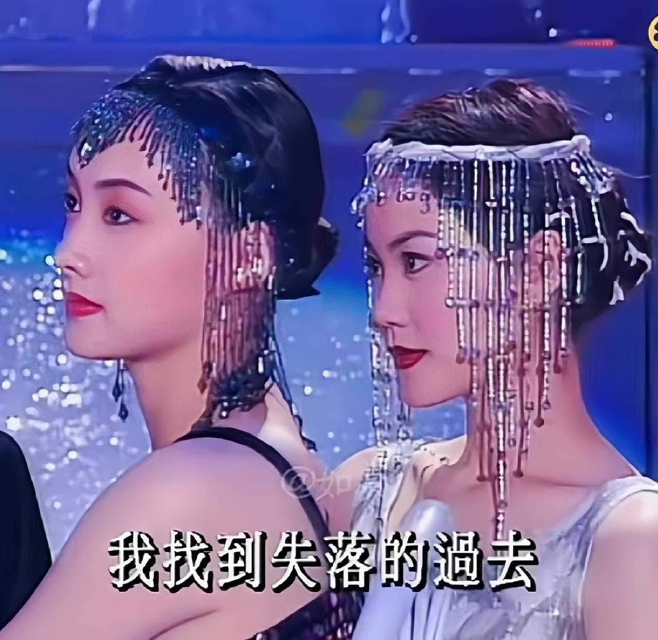 看王菲年轻时登台献唱的画面，怎么也没想到，王菲身旁伴舞的那位不知名的女舞者，颜值