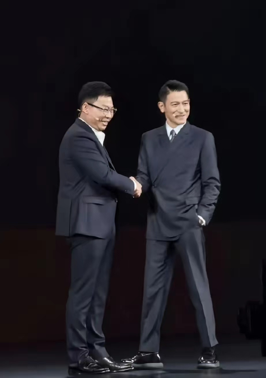 华为新三折叠像用电脑一样用手机单手插兜和余承东握手🤝！全网估计也只有华仔有这个