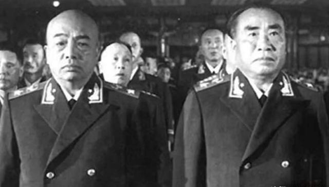 55年大授衔后，远在大洋彼岸的李奇微看到报纸上十大元帅的名单后，命人送到麦克阿瑟