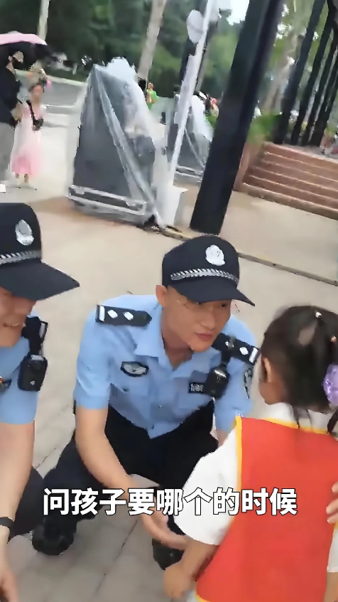 “那个大人抢我气球”，萌娃人生第一次报警，给警察整不会了。原来小女孩看中一个