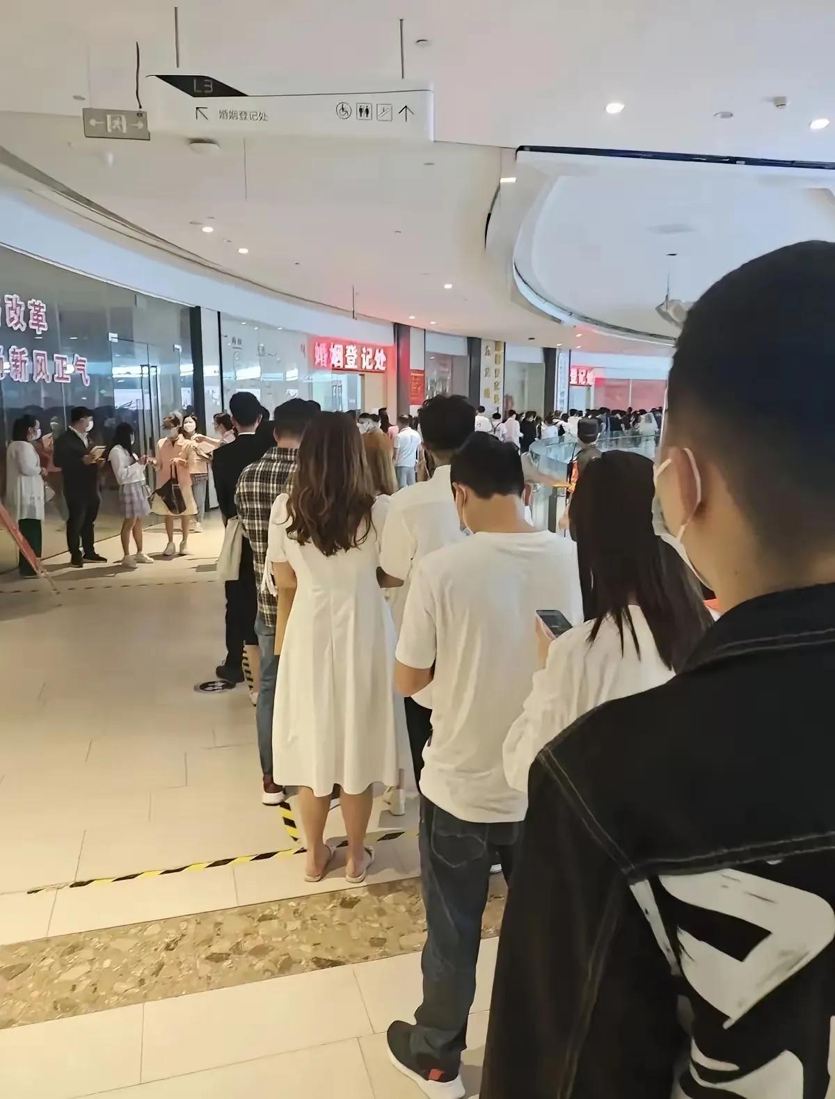 我一个朋友在民政局上班，他告诉我一个残酷现实，现在很多人离婚，不再是所谓的婆媳关