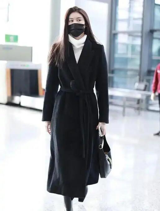 何穗身材太绝！羊羔绒大衣藏不住曲线，不露腿也有小蛮腰